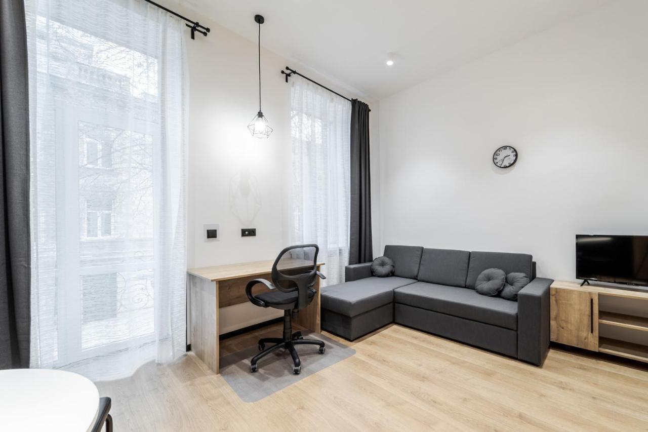 Modern Apartment In The Old City Львов Экстерьер фото
